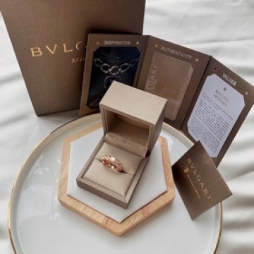 BVLGARI經典重現 寶格麗貝殼蛇 戒指 細膩妖娆的線條設計，飾以明亮鑽石 讓