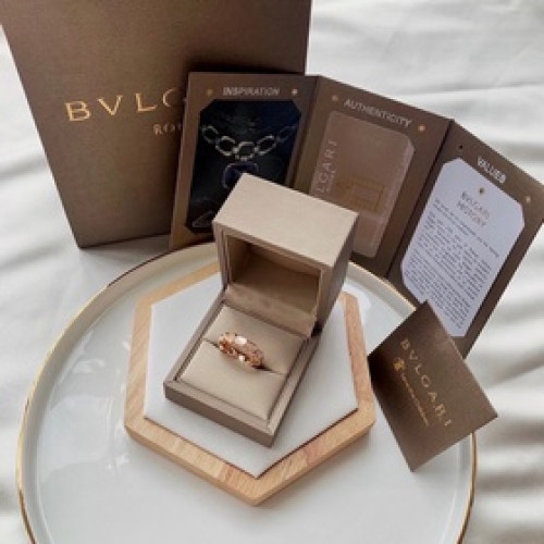 BVLGARI經典重現 寶格麗貝殼蛇 戒指 細膩妖娆的線條設計，飾以明亮鑽石 讓