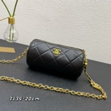 香奈兒新款logo枕頭包～，單肩斜挎都毫無問題[奸笑]，它不是一款一眼就能讓你們