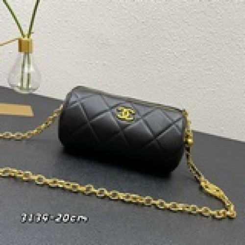 香奈兒新款logo枕頭包～，單肩斜挎都毫無問題[奸笑]，它不是一款一眼就能讓你們