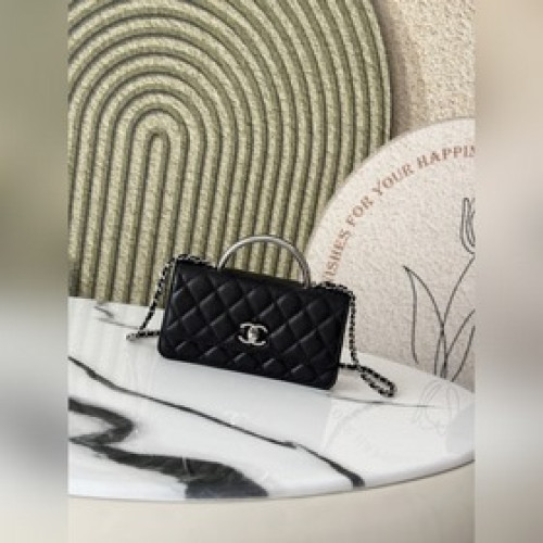 風琴包CHANEL25p黑銀手柄 一眼就愛上的款，手柄和logo都是滴膠設計