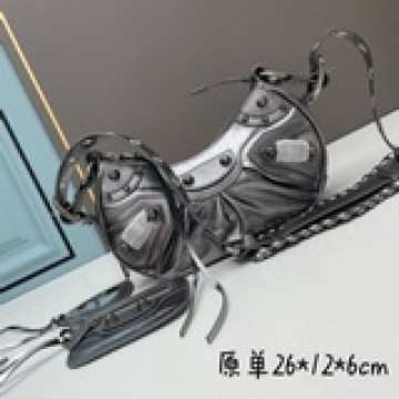 【原單小號】  爆裂文銀色Balenciag Le Cagole半月牙腋下包斜