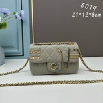 配盒子美到詞窮，chanel絕絕子徽章包，要說精美獨特，非香奈兒徽章鍊條包莫屬了