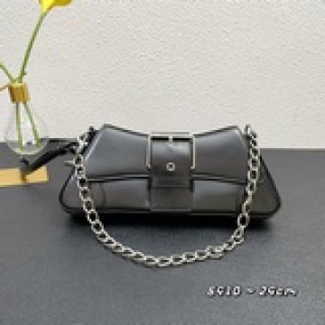Balenciag 新品出貨 單肩 鍊條腋下包 可斜挎 牛皮 原版五金 上身超
