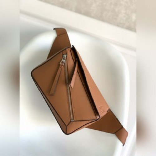 LOEWE 新款經典Puzzle 腰包 牛皮革Puzzle 手袋是創意總監喬納森