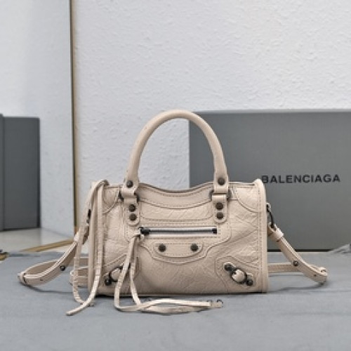 Balenciaga款 City Nano包包， nano size小巧，卻透着