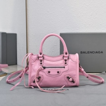 Balenciaga款 City Nano包包， nano size小巧，卻透着