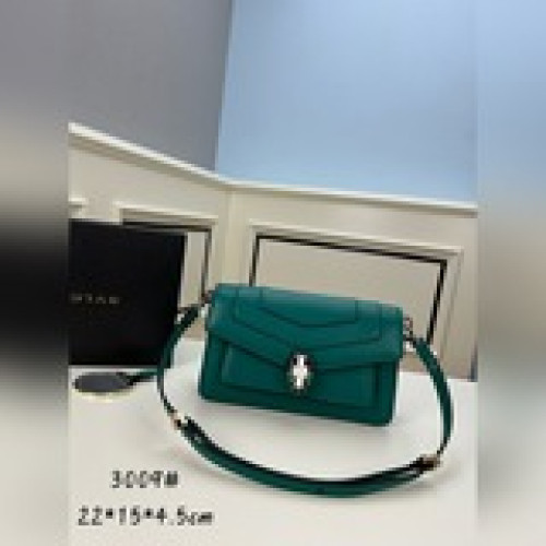 配盒子BALGARI 腋下包來咯 平紋牛皮 肩帶可調節 尺寸：22 X 15