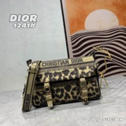 配盒子dior新款郵差包，在經典信使包的基礎上精心設計，融入 dior 的标志性