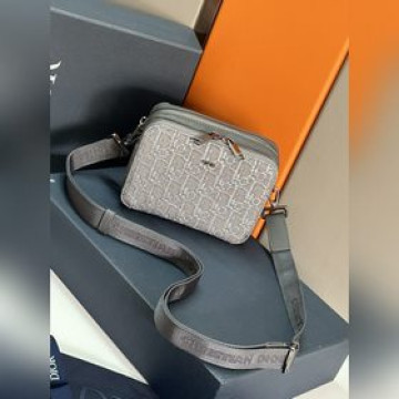 頂級原單  這款手拿包搭配肩帶，高雅實用，可收納各種日常用品。采用提花面料精心制