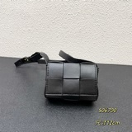 B家 新款方格Mini cassette Bag.   還沒出貨就被吹爆的小可愛