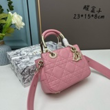 配盒  Lady Dior 走秀款戴包牛皮格革绗縫超大藤格紋 此款 Lady