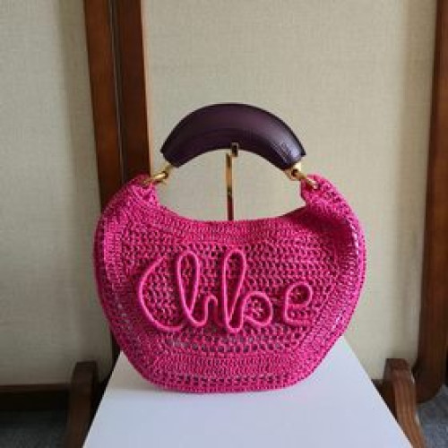 草編包熱潮2026！ Chloe The Summer Banana 把夏天背在