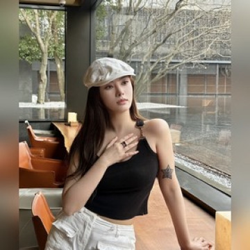 -佩戴圖-BVLGARI寶格麗寬版黑白陶瓷戒指