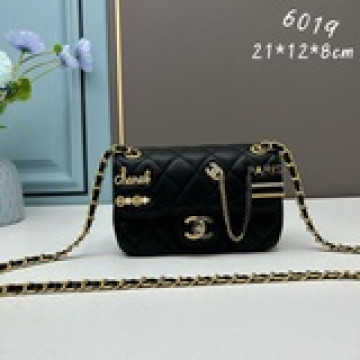 配盒子美到詞窮，chanel絕絕子徽章包，要說精美獨特，非香奈兒徽章鍊條包莫屬了