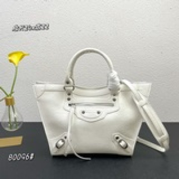 油蠟牛皮 BALENCIAG* 王炸系列秋冬新寵登場啦，機車包～又酷又煞！容量