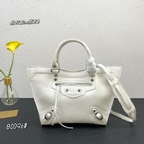 油蠟牛皮 BALENCIAG* 王炸系列秋冬新寵登場啦，機車包～又酷又煞！容量