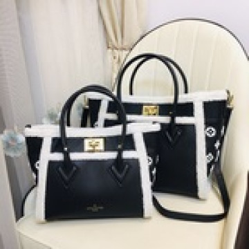 m58908，本款 on my side 中號手袋以粒面牛皮革和羊毛皮革營造舒适