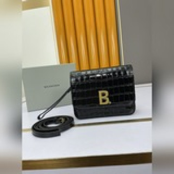 巴黎x家Balen~~~ga-豆腐包超級時髦，标志性的五金字母B，日常搭配襯衫