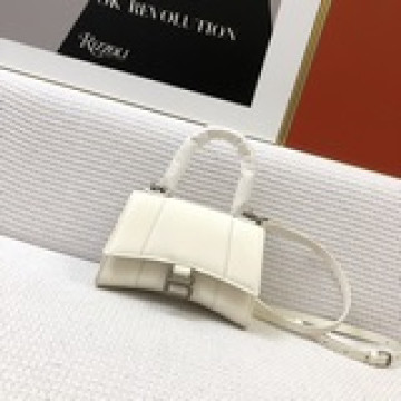 平紋Balenciagα全新推出了帥爆的Hourglass沙漏兩用腰包、獨特的标