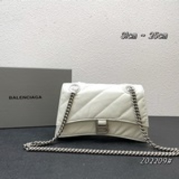 酷盒子Balenciag*最新 Crush 包款強勢登場！高級感滿滿上身超級随意
