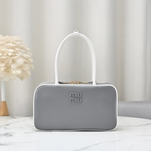 5BB172： MiuMiu新尺寸公文包，采用頂級進口小牛皮，皮質光滑細膩柔軟，