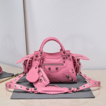 進口爆裂羊皮，顔色：櫻花 ，尺寸：26*13*18 Balenciaga 巴黎世