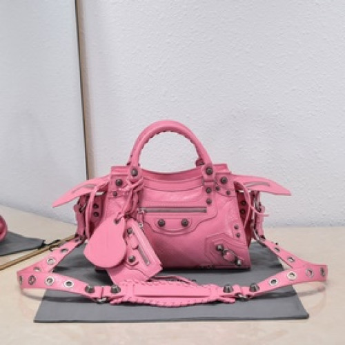 進口爆裂羊皮，顔色：櫻花 ，尺寸：26*13*18 Balenciaga 巴黎世