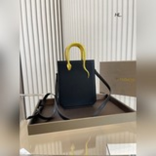 配盒寶格麗Bvlgari新品琴譜蛇手腕包 超大牌的一款高級感滿滿 尺寸1