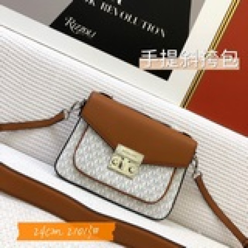 （配禮品盒整套包裝)MK夏季最新明星同款牛皮配pvc材質，可以斜跨