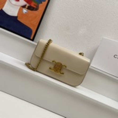 配盒子 celine鍊條腋下 光面牛皮 經典始終是經典舉手投足間都是滿滿的氣