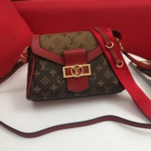 時尚新品   louis vuitton 火爆雙肩帶，斜挎實用時尚款