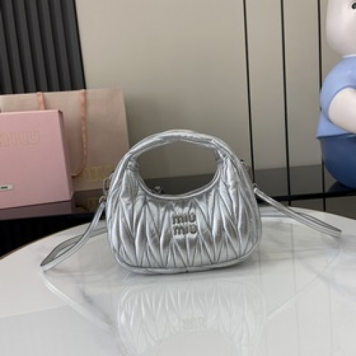 MiuMiu新品迷你MiuWander手袋，采用進口小羊皮經典品牌标志性Mate