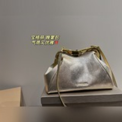 配盒尺寸30.15寶格麗 晚宴包容量不容小觑女人味滿滿 具備優雅與時尚并
