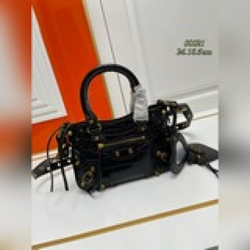 巴黎最新款Neo cagole機車包這次配備了愛心小鏡子，酷飒的外表下是一顆甜