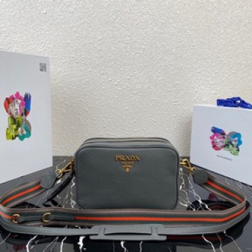 【頂級原單】 P家 專櫃爆款，摔紋小牛皮材質，雙肩帶可調節，可拆卸皮革肩帶，可拆