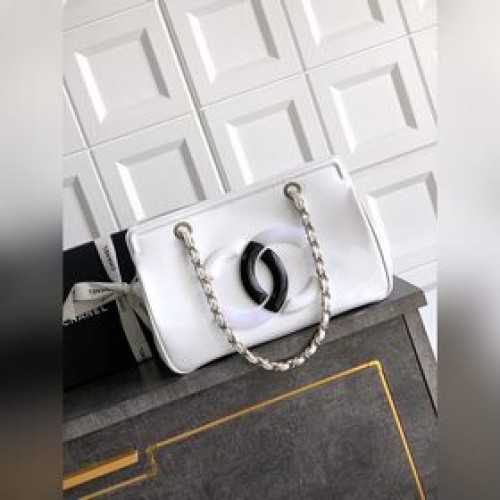 白色啞克力大logo CHANEL 托特包 優雅，是随身攜帶的氣場，标志性log