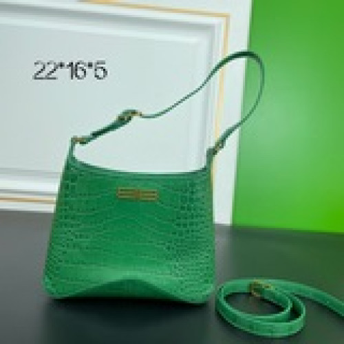 Balenciagα XX系列腋下包 水桶包很有設計感的包型 流暢的線條 皮革