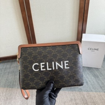 新品上線 這款CELINEine 手拿包， 基礎款多加了手繩實用性更大了， 拉鍊