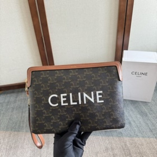 新品上線 這款CELINEine 手拿包， 基礎款多加了手繩實用性更大了， 拉鍊