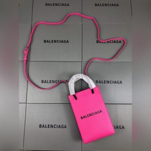 巴黎玫紅色，Balenciaga牛皮購物袋新成員——手機包想要帥、簡潔又不用擔
