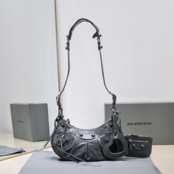月牙包小號深灰現貨，尺寸26 cm*12*6