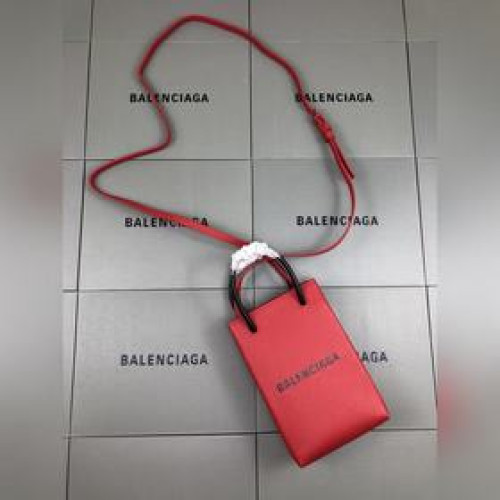 巴黎Balenciaga牛皮購物袋新成員——手機包想要帥、簡潔又不用擔心出錯的