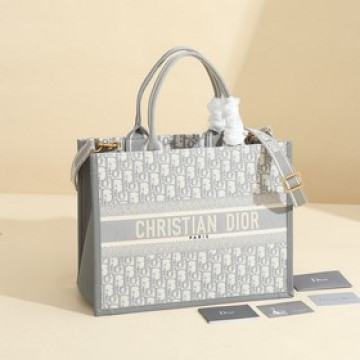 這款 book tote 手袋由 dior 女裝創意總監瑪麗亞·嘉茜娅·蔻麗 (