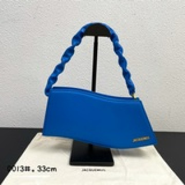 配盒子 Jacquemus* 新LeVague波浪紋腋下包獨特的波浪包身設計