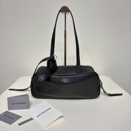 BALENCIAGA CARRIE 新推出的保齡球系列真的鲨瘋了！！獨特弧形包身