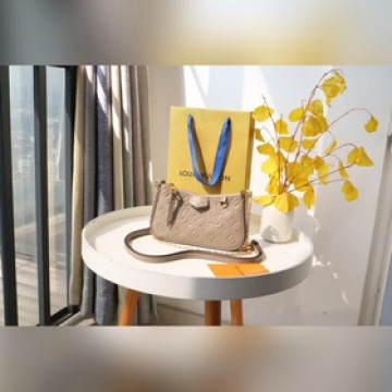 M80349 原單 2023 春季系列 Easy Pouch On Strap