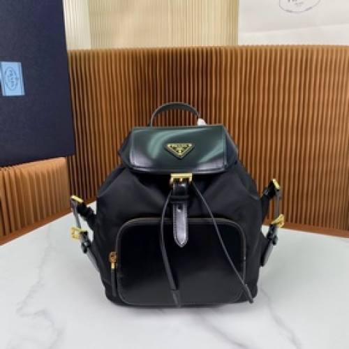 [頂級原單] 新款雙肩背包 1BZ074 這款雙肩背包融合數種元素，進口尼龍面料