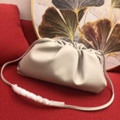 大號 高級感滿屏的bottega veneta.餃子包，它還有一個更溫油的名字叫