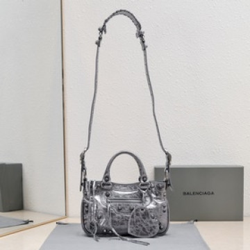 Balenciaga最 款Neo cagole機車包出貨啦！ 顔色：複古銀，尺寸